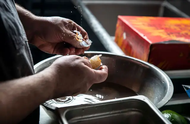 Crevettes fraîches sur un plan de travail